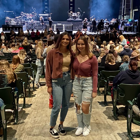 Meet your Posher, Amanda - Picture 2 of 3